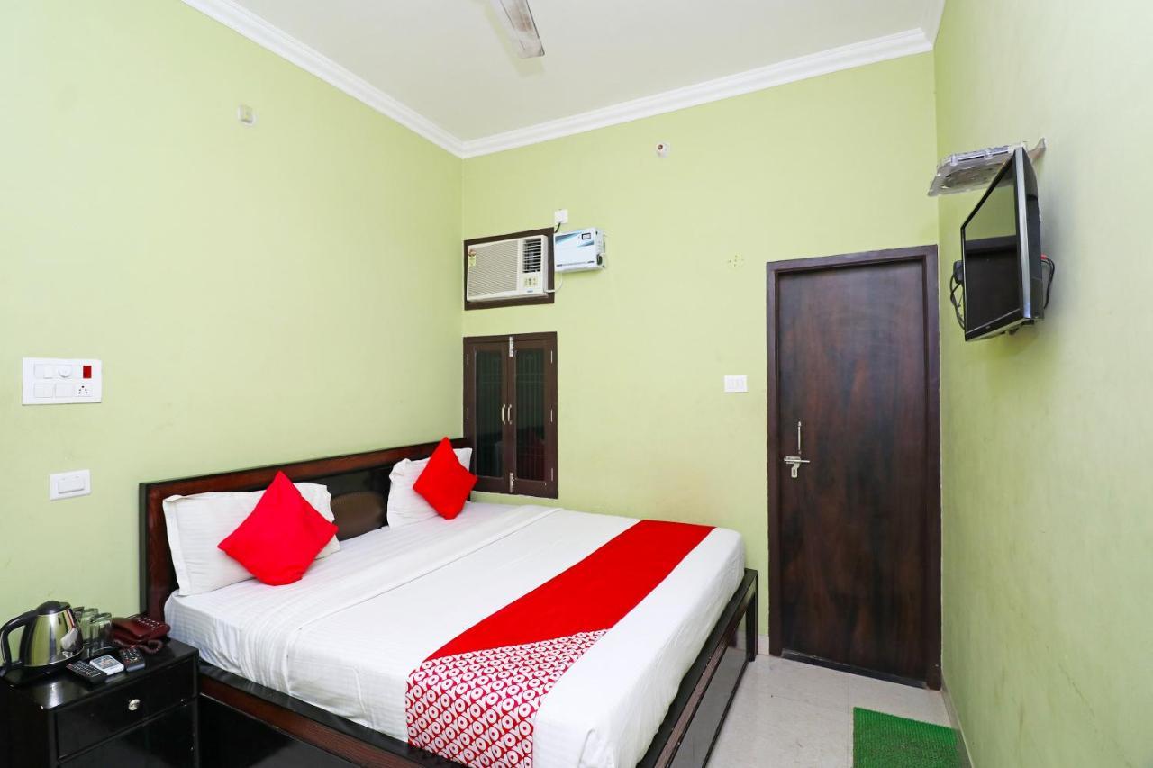 Capital O 11480 Hotel Blue Star Варанаси Екстериор снимка