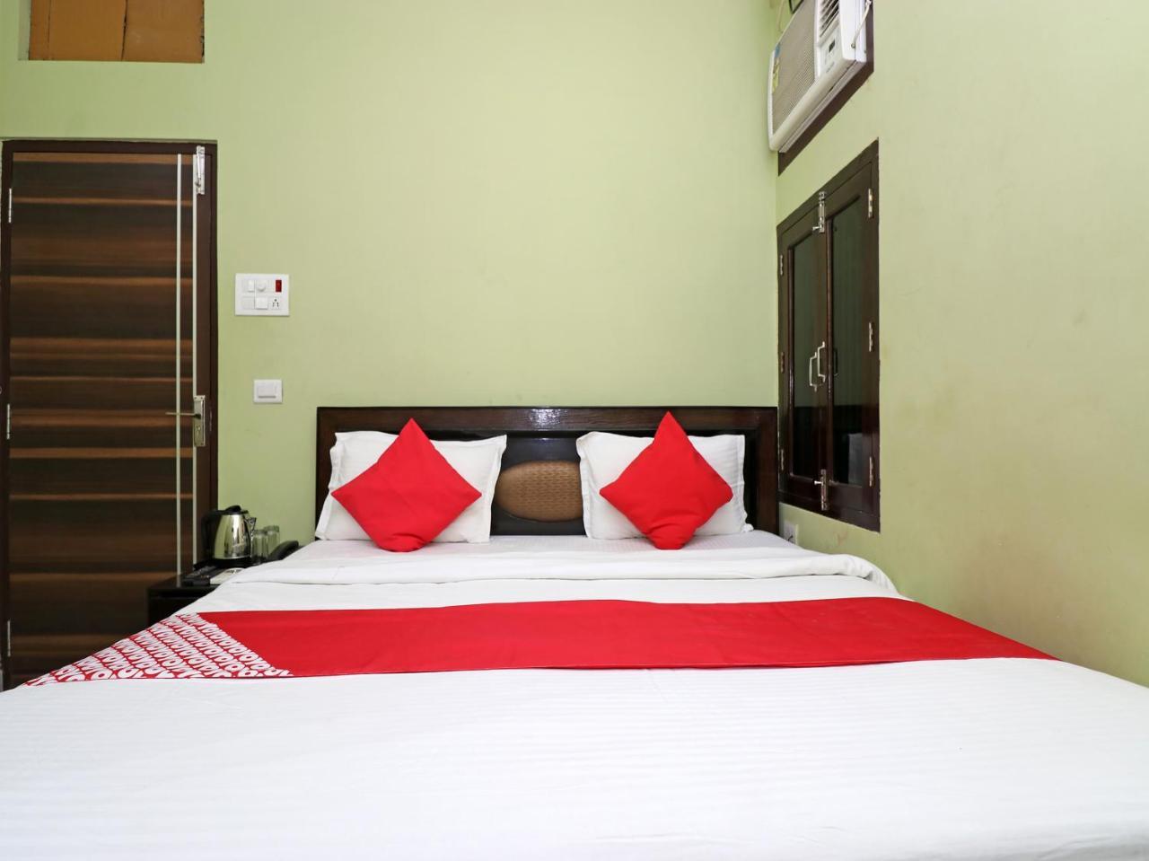 Capital O 11480 Hotel Blue Star Варанаси Екстериор снимка